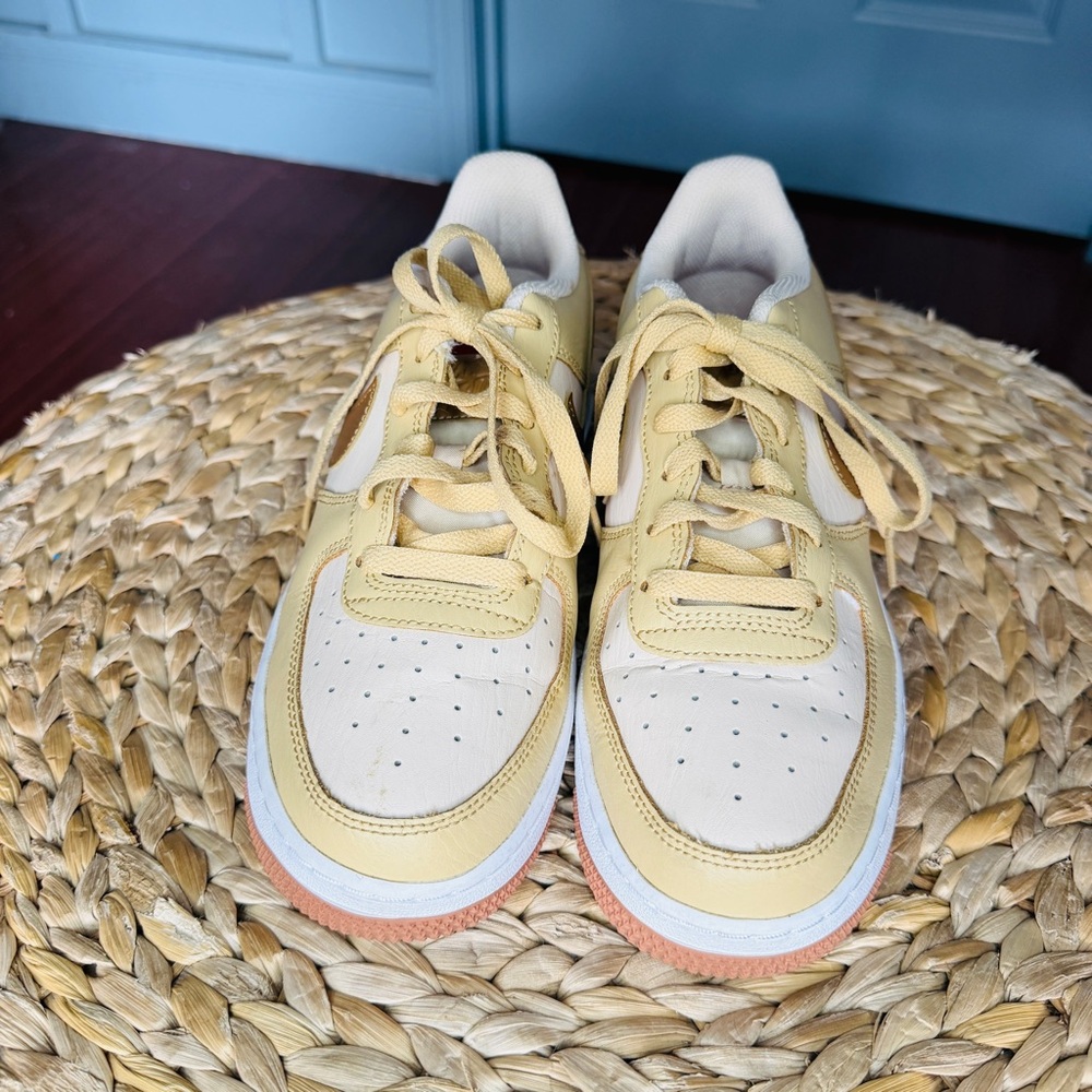 Nike Women’s Neutral Low-Top Sneakers in Cream and Brown - Picture 3 of 11